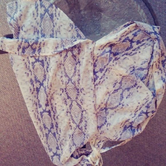 White and Gray Blouse, Small. Great Condition. - Picture 7 of 9